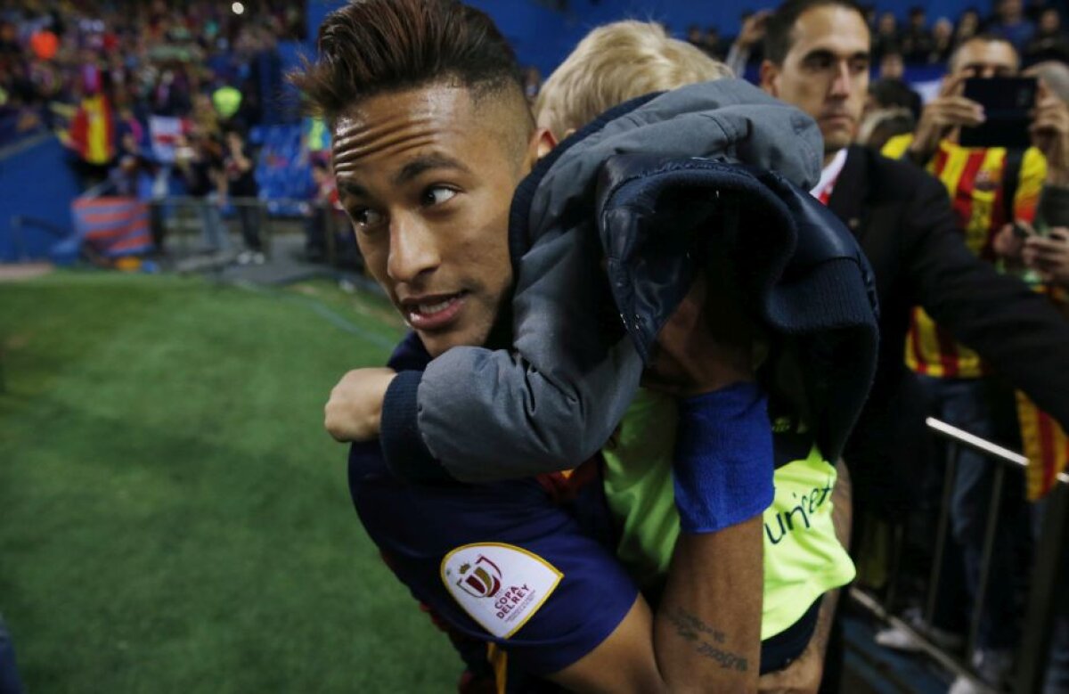 GALERIE FOTO Imagini senzaționale cu fotbaliștii Barcelonei sărbătorind alături de copiii lor