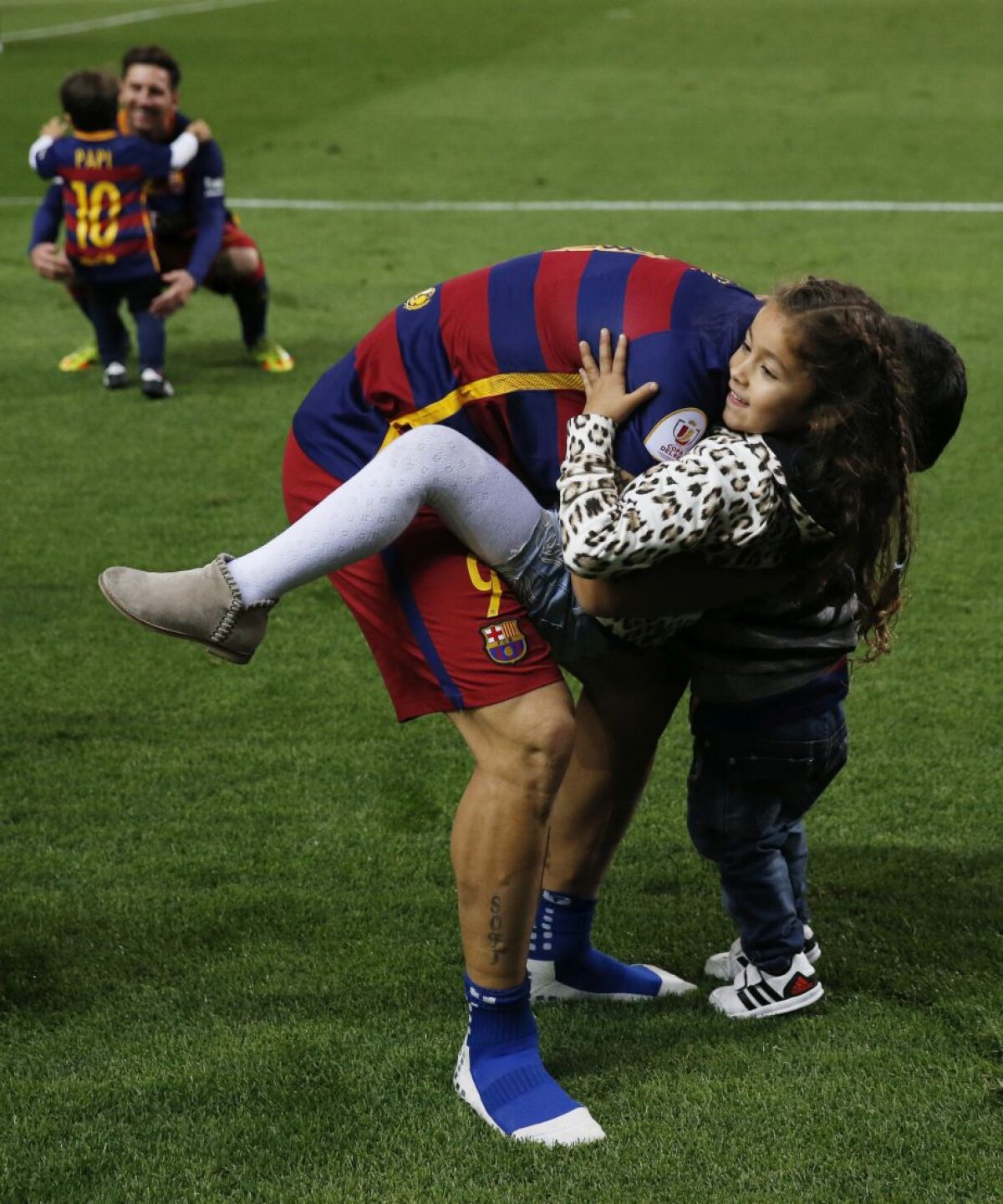 GALERIE FOTO Imagini senzaționale cu fotbaliștii Barcelonei sărbătorind alături de copiii lor
