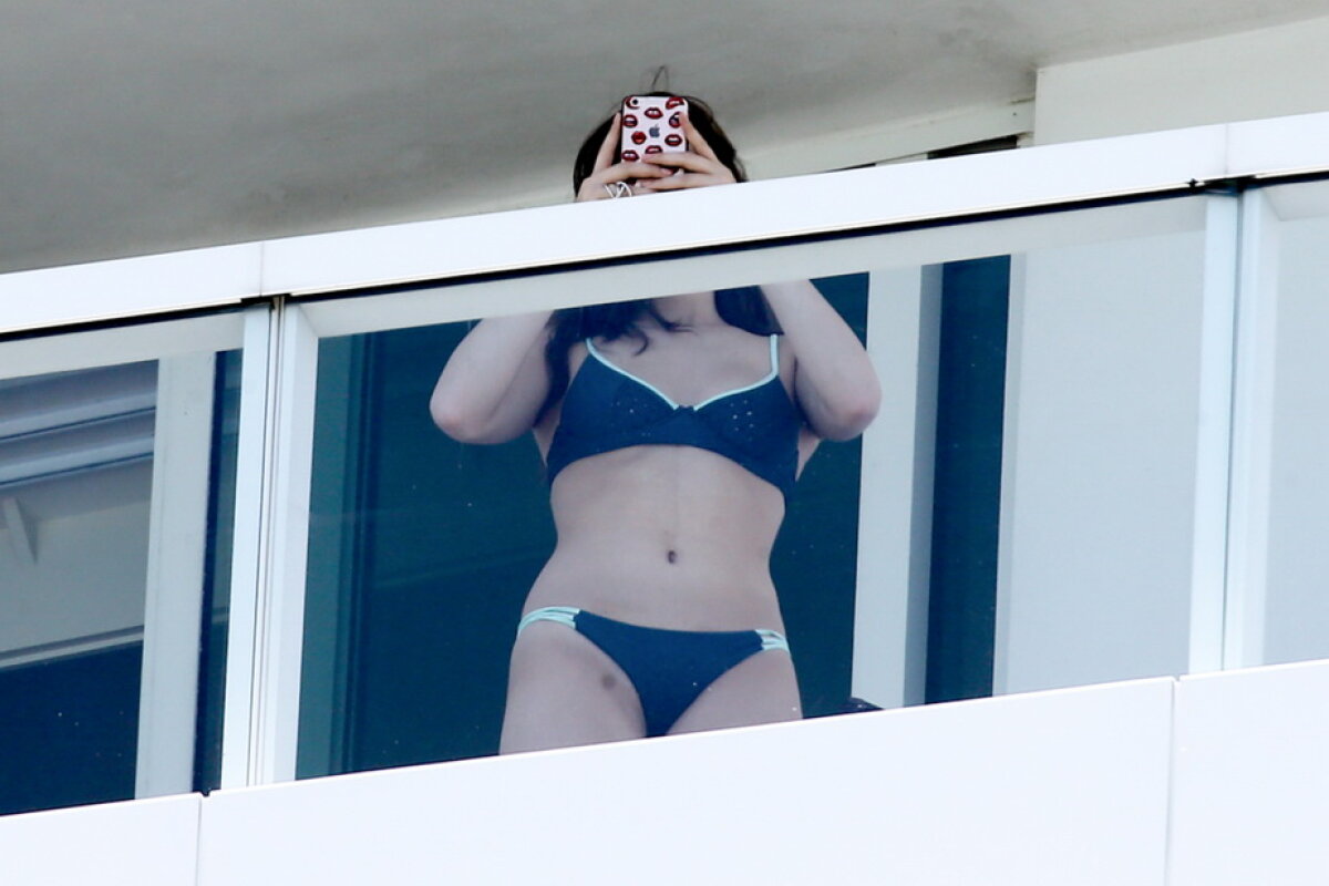 Hailee Steinfeld, surprinsă pe balcon în costum de baie! Arată senzațional