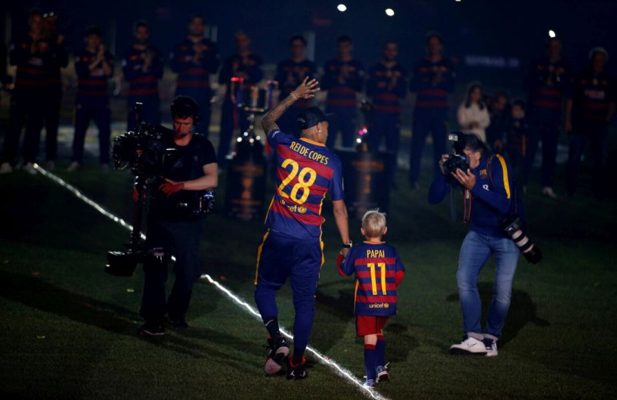 VIDEO + FOTO Foc de artificii pe Camp Nou în fața a 50.000 de spectatori pentru a sărbători dubla campionat+cupă » De ce au lipsit Messi și Suarez