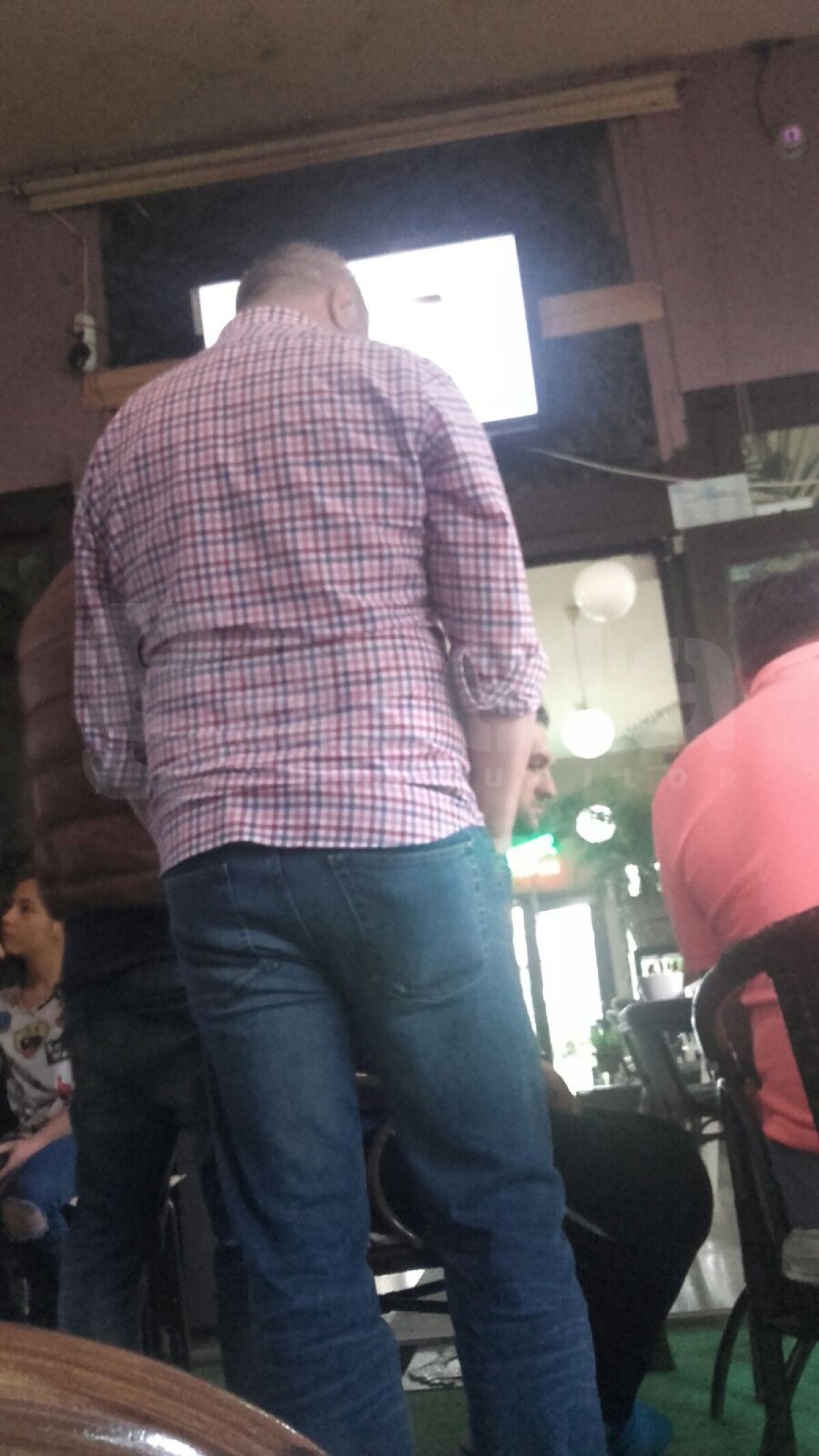 EXCLUSIV VIDEO și FOTO Nu se poate abține! Șumudică surprins azi de reporterii GSP, în timp ce paria: "Am luat 580 lei! Erau bani pe jos, să moară mama!"