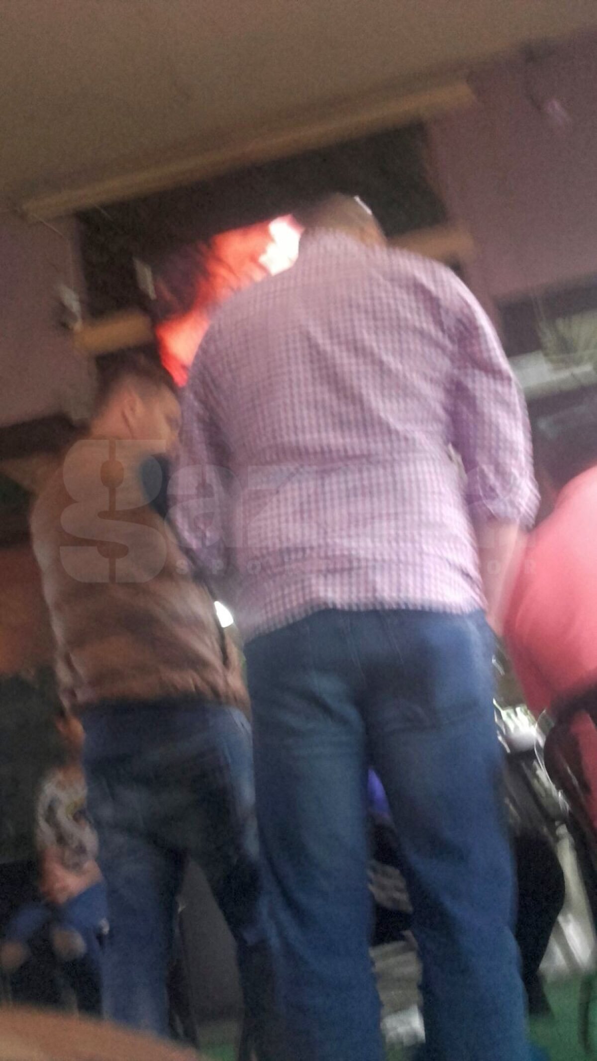 EXCLUSIV VIDEO și FOTO Nu se poate abține! Șumudică surprins azi de reporterii GSP, în timp ce paria: "Am luat 580 lei! Erau bani pe jos, să moară mama!"