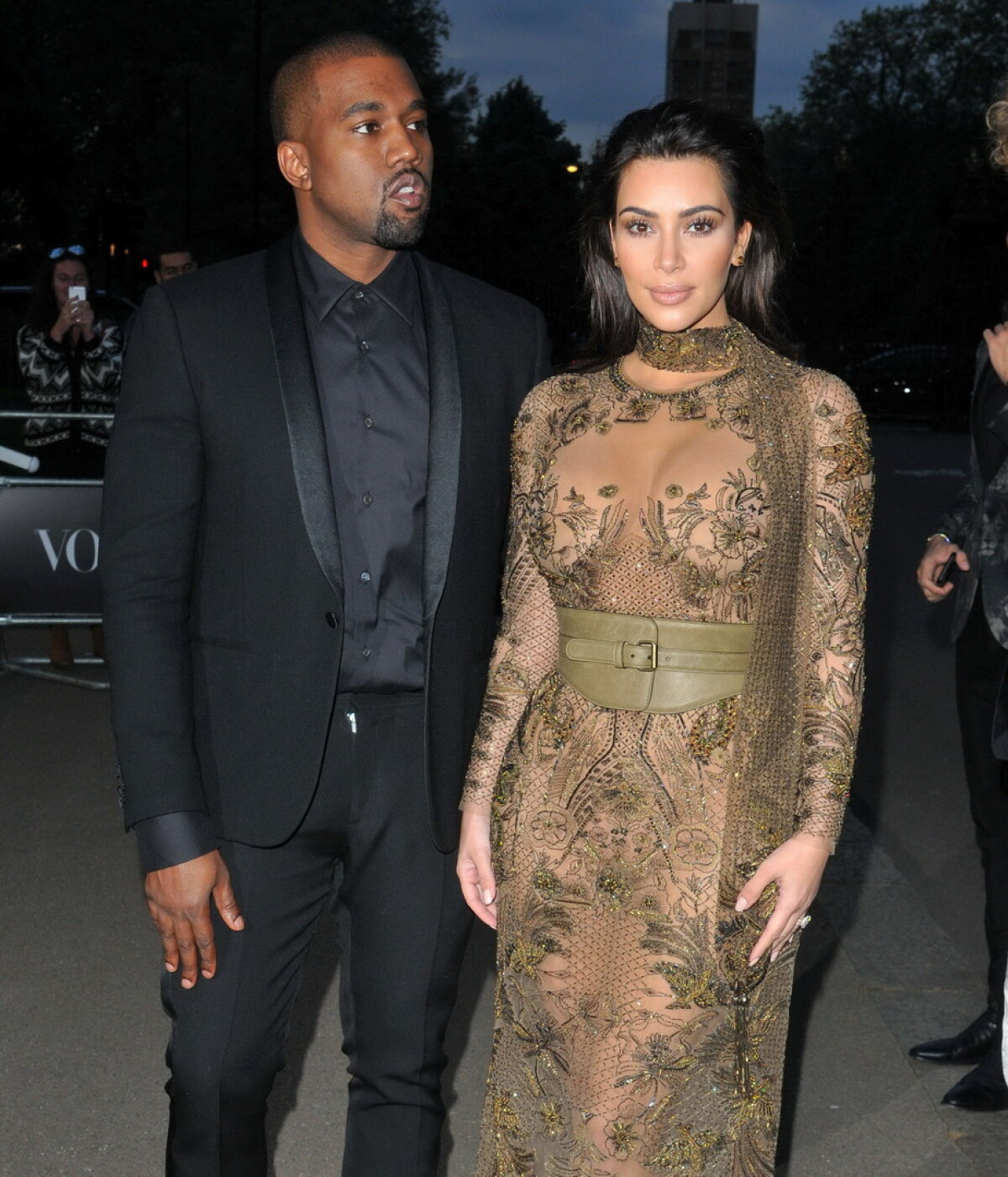 GALERIE FOTO » Kim Kardashian, în cea mai transparentă rochie la un eveniment din Londra!