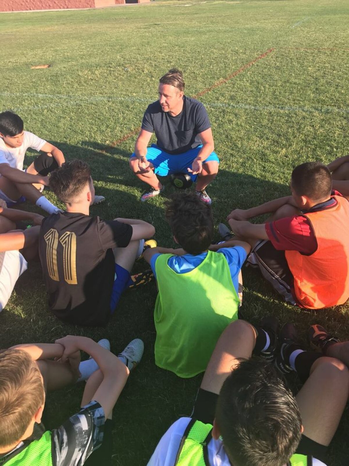 GALERIE FOTO Nu poate sta departe de iarbă! Reghecampf, profesor pentru o zi la academia sa de fotbal din Statele Unite