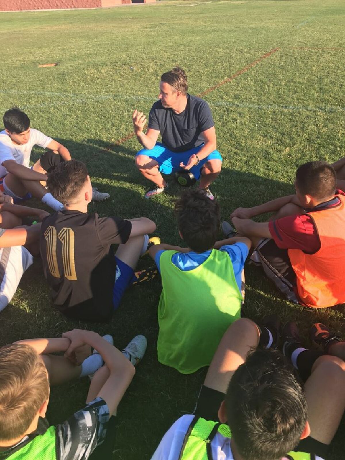 GALERIE FOTO Nu poate sta departe de iarbă! Reghecampf, profesor pentru o zi la academia sa de fotbal din Statele Unite