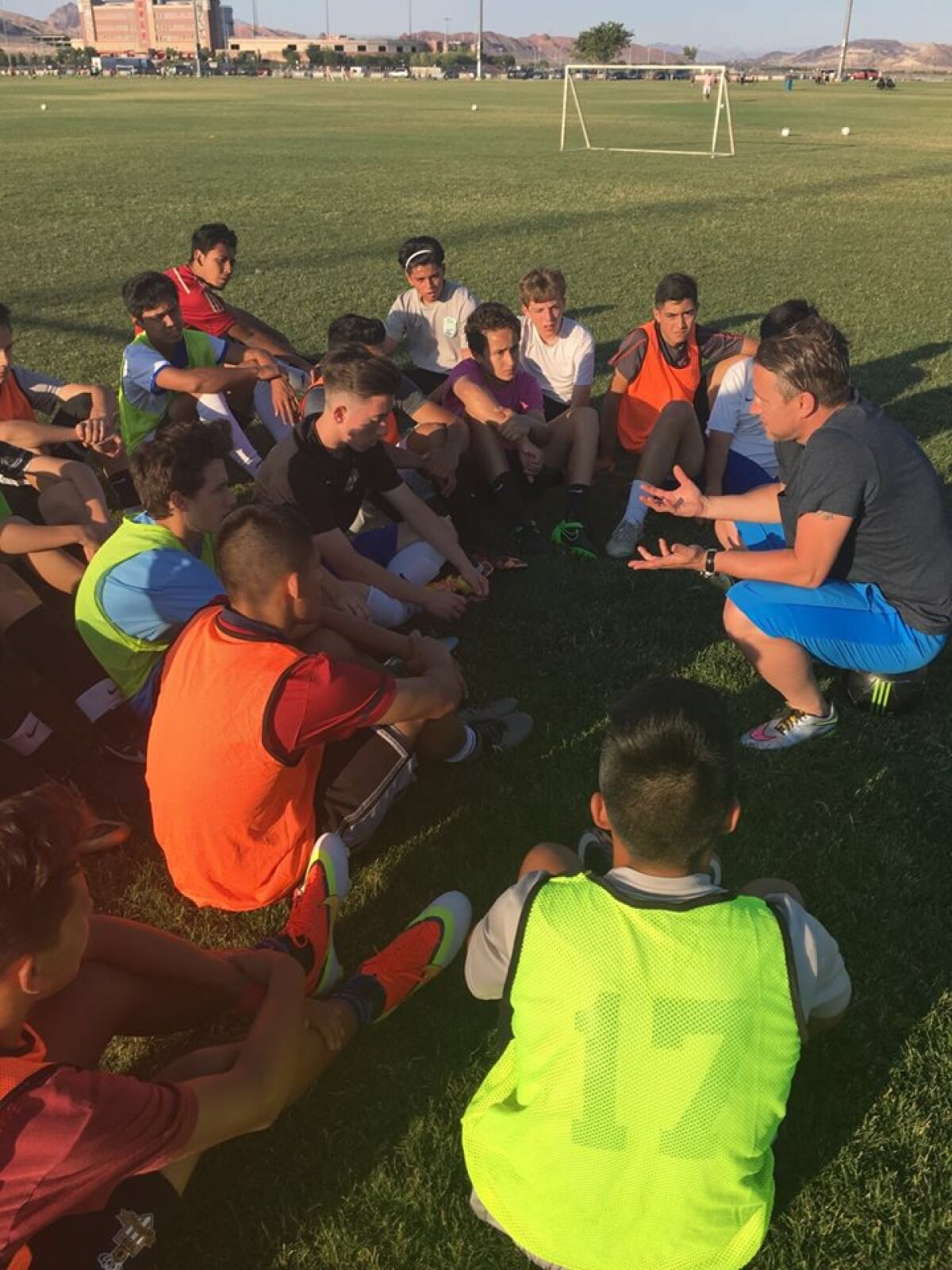 GALERIE FOTO Nu poate sta departe de iarbă! Reghecampf, profesor pentru o zi la academia sa de fotbal din Statele Unite
