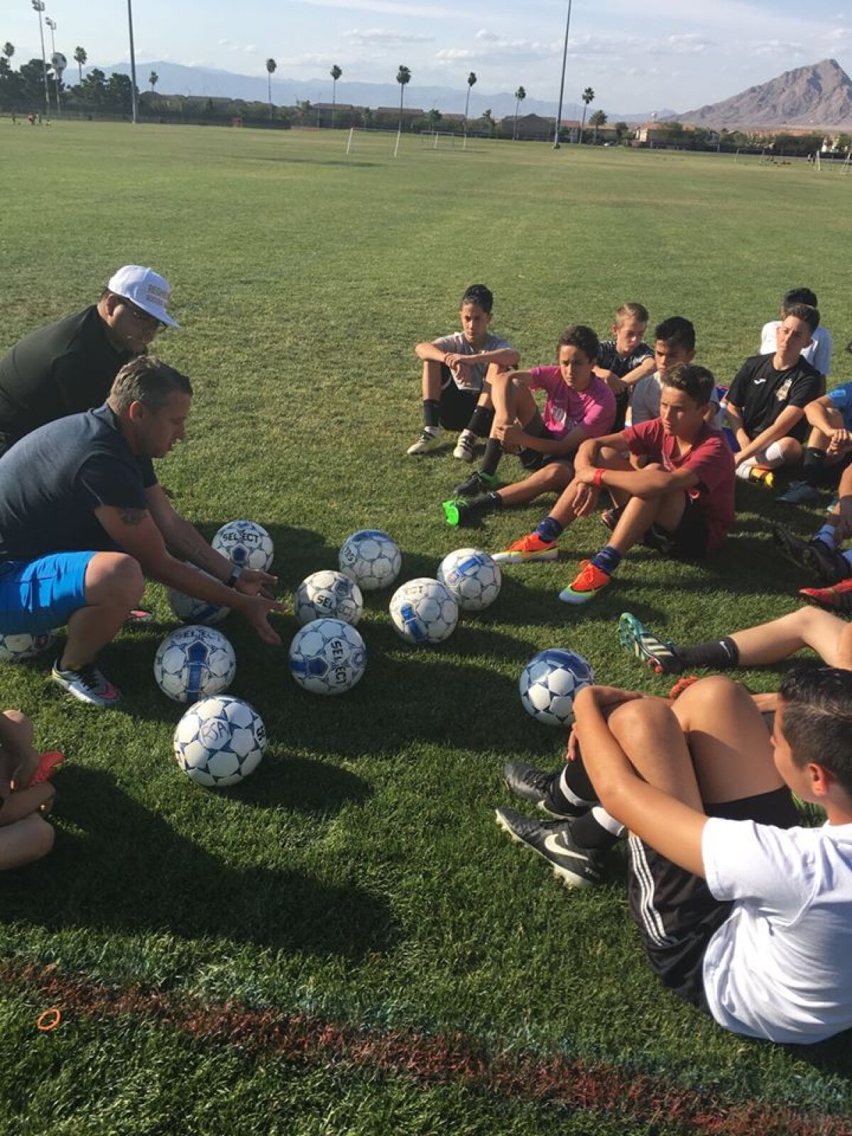 GALERIE FOTO Nu poate sta departe de iarbă! Reghecampf, profesor pentru o zi la academia sa de fotbal din Statele Unite