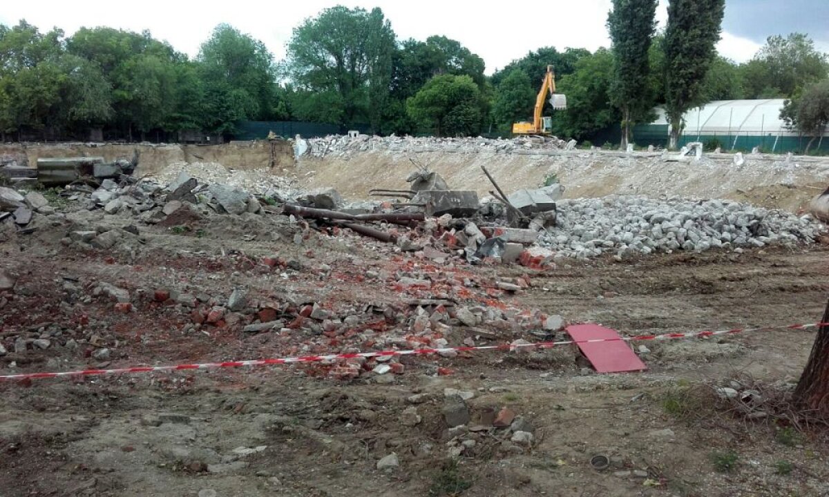 GALERIE FOTO Patinoarul "Mihai Flamaropol" a fost dărâmat în totalitate