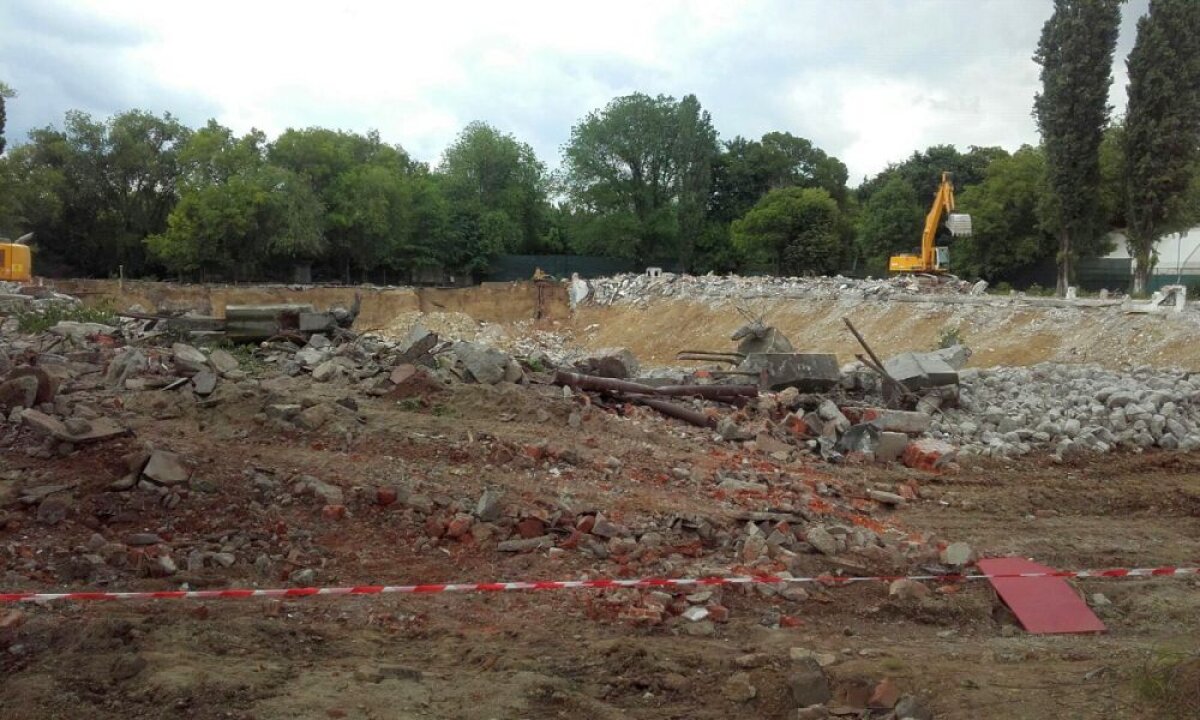 GALERIE FOTO Patinoarul "Mihai Flamaropol" a fost dărâmat în totalitate