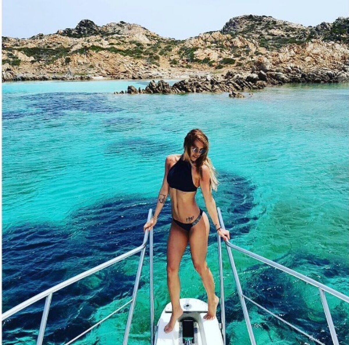 GALERIE FOTO Ea e cea mai sexy soție de fotbalist » Ioana Tamaș a făcut senzație pe plajă