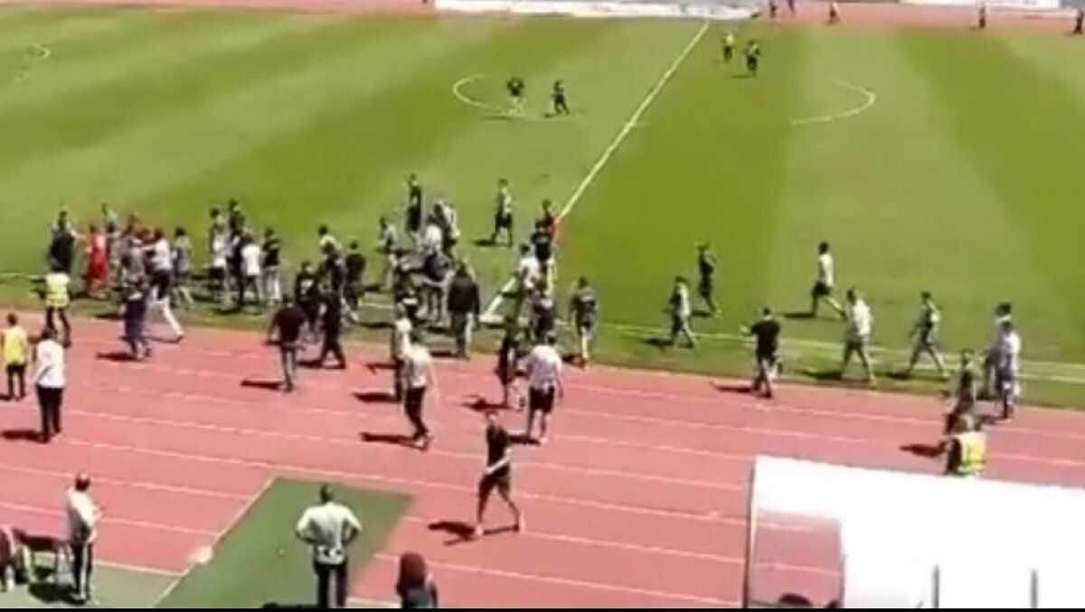 VIDEO Scene incredibile la Cluj » Fanii Universității au intrat pe teren cu bâte și au rupt tricourile jucătorilor
