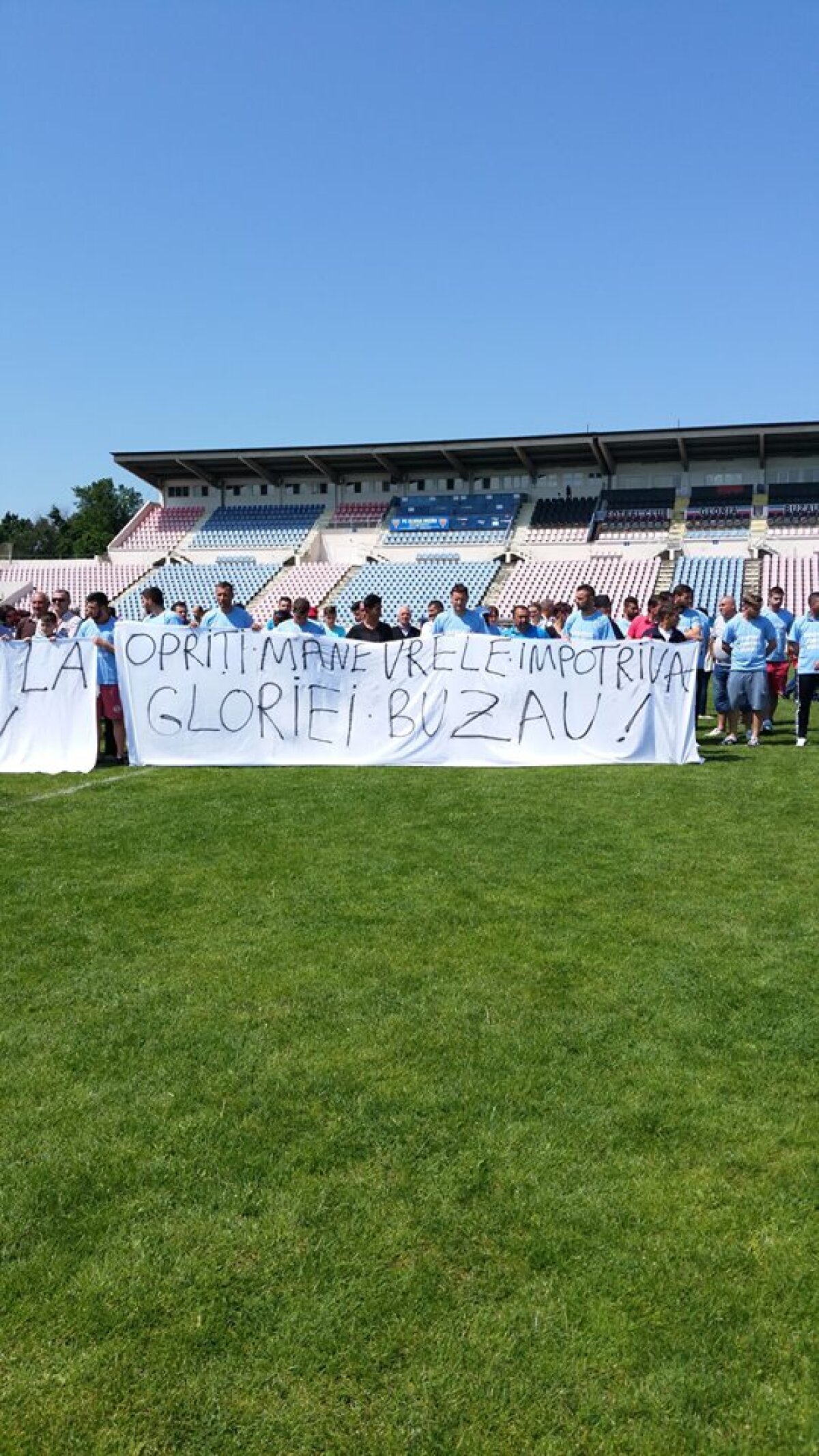 FOTO Scandal în Liga a 2-a » Jucătorii de la Gloria Buzău au intrat pe teren, dar au refuzat să joace și au pierdut meciul