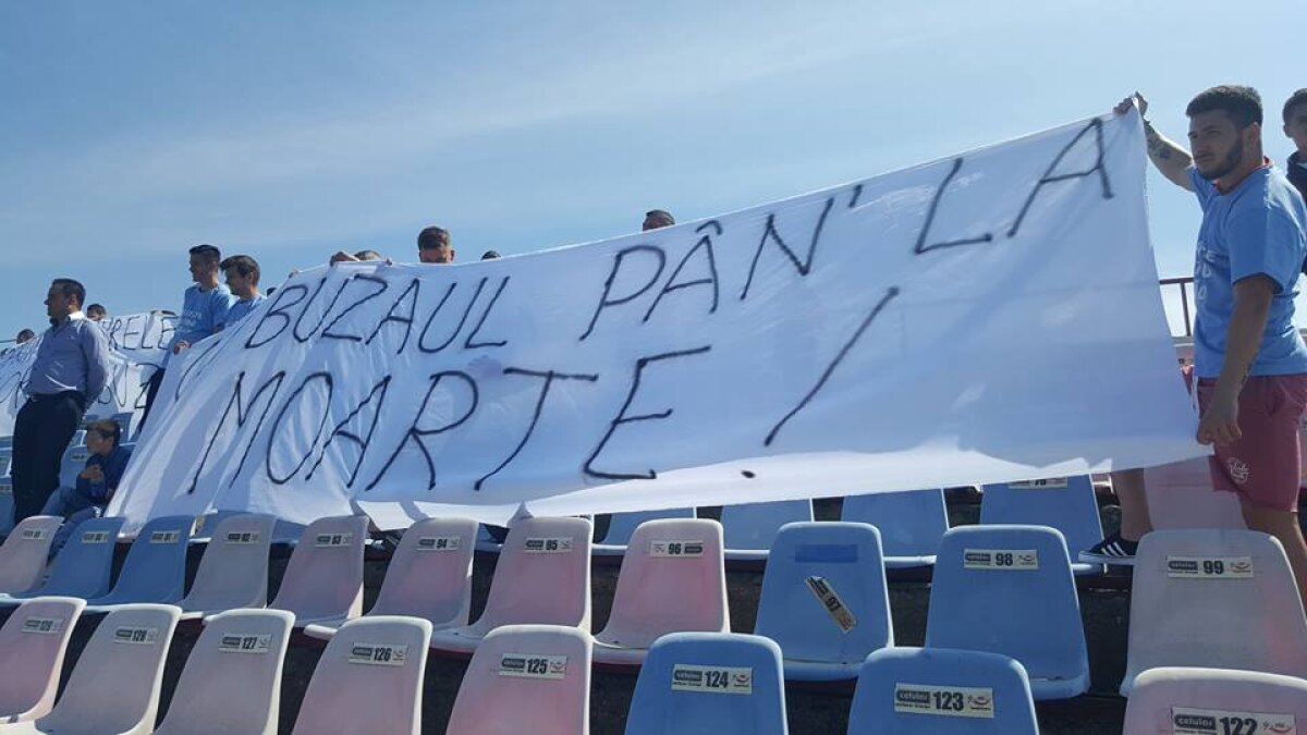 FOTO Scandal în Liga a 2-a » Jucătorii de la Gloria Buzău au intrat pe teren, dar au refuzat să joace și au pierdut meciul