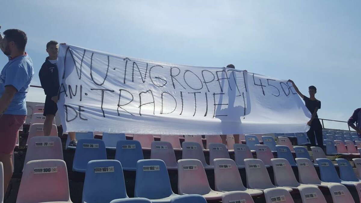 FOTO Scandal în Liga a 2-a » Jucătorii de la Gloria Buzău au intrat pe teren, dar au refuzat să joace și au pierdut meciul