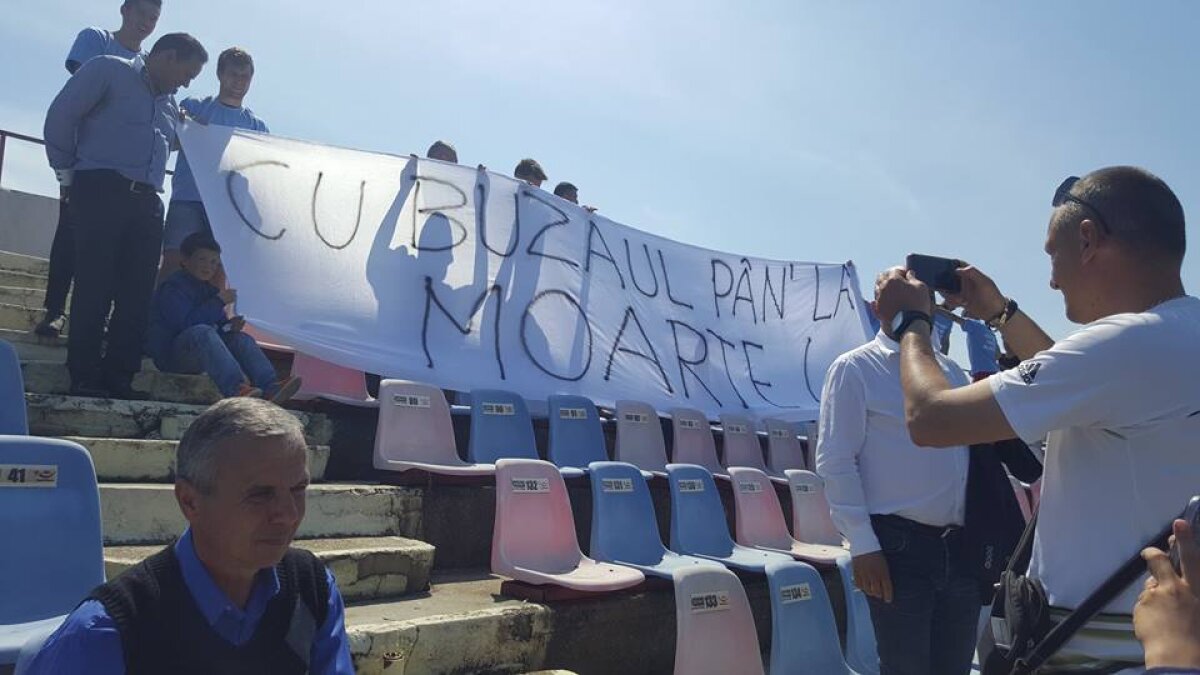 FOTO Scandal în Liga a 2-a » Jucătorii de la Gloria Buzău au intrat pe teren, dar au refuzat să joace și au pierdut meciul