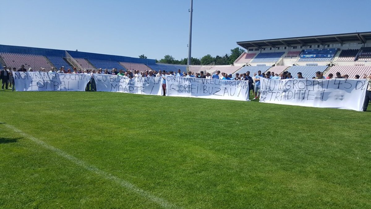 FOTO Scandal în Liga a 2-a » Jucătorii de la Gloria Buzău au intrat pe teren, dar au refuzat să joace și au pierdut meciul