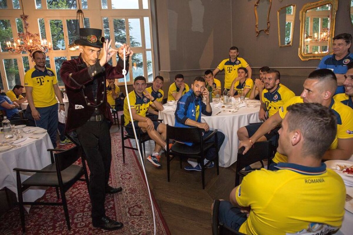 FOTO + VIDEO Distracție în cantonamentul României » Doi magicieni i-au distrat pe jucători