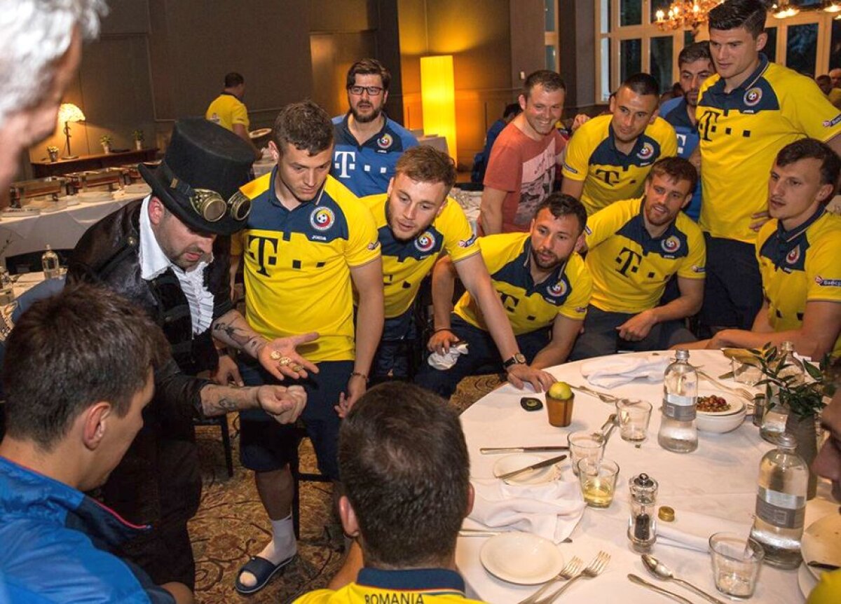 FOTO + VIDEO Distracție în cantonamentul României » Doi magicieni i-au distrat pe jucători