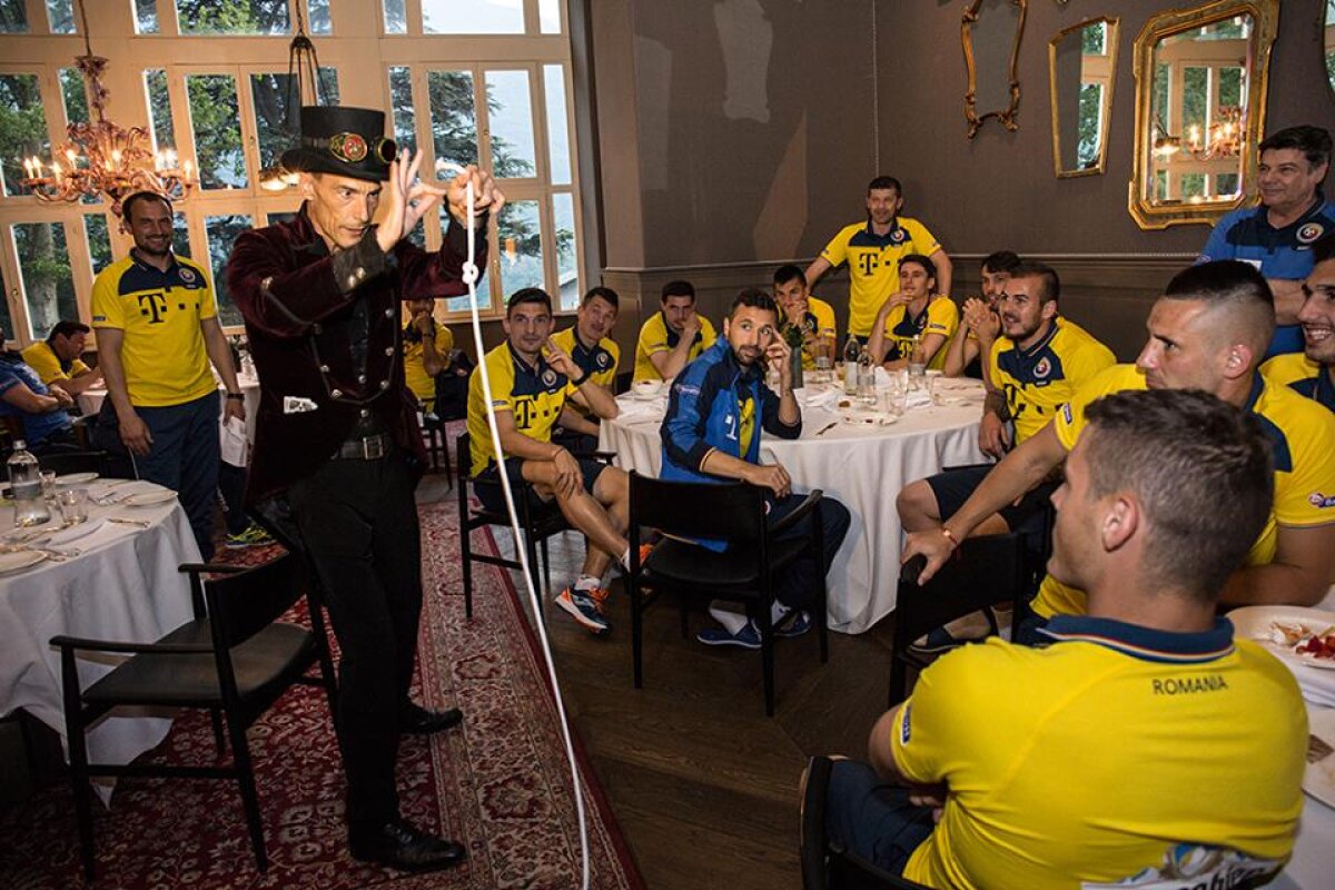 GALERIE FOTO + VIDEO Joaca de-a Houdini » Spectacol de magie în cantonamentul "tricolorilor", cu doi iluzionişti şi fotbaliştii români uluiți!