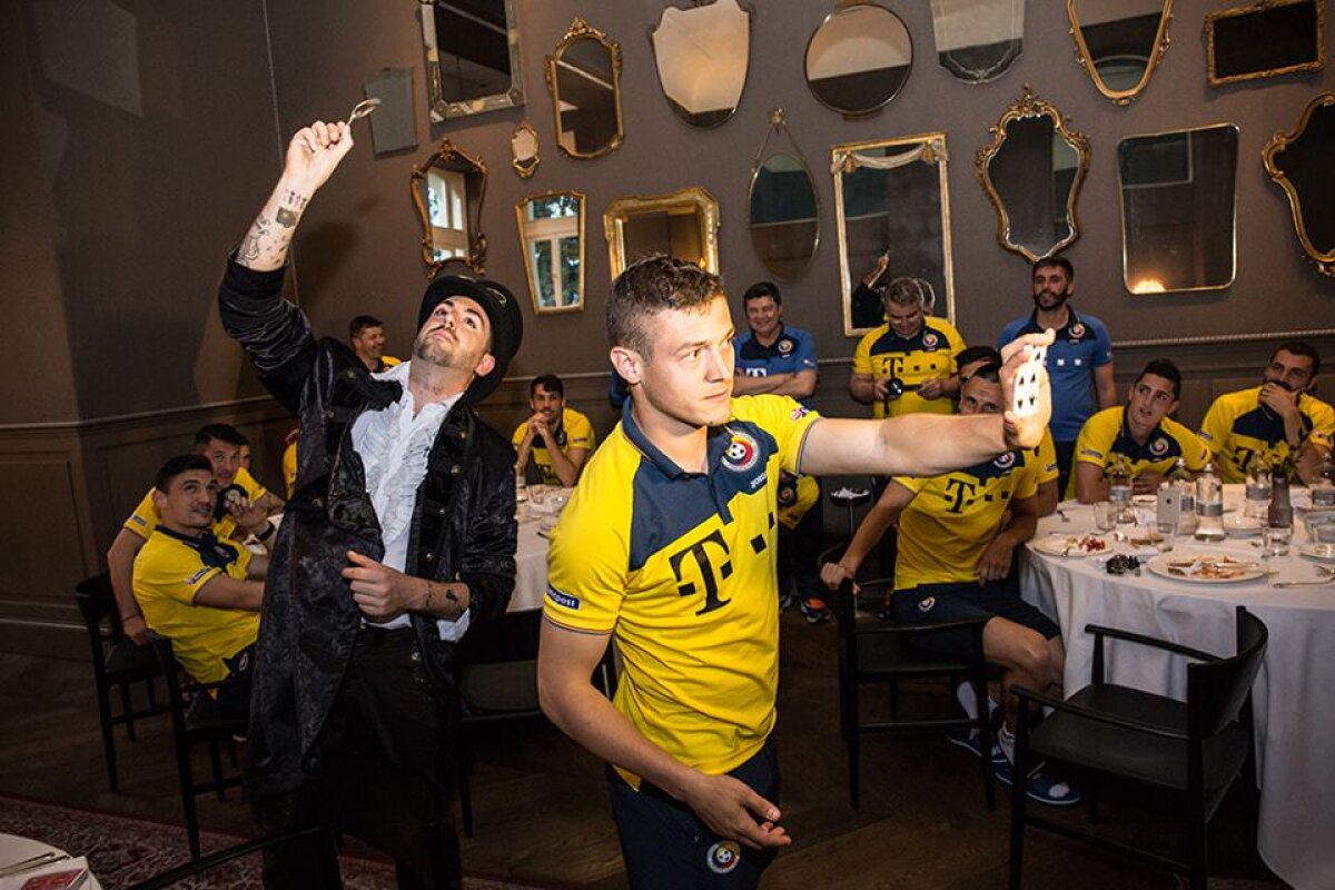 GALERIE FOTO + VIDEO Joaca de-a Houdini » Spectacol de magie în cantonamentul "tricolorilor", cu doi iluzionişti şi fotbaliştii români uluiți!