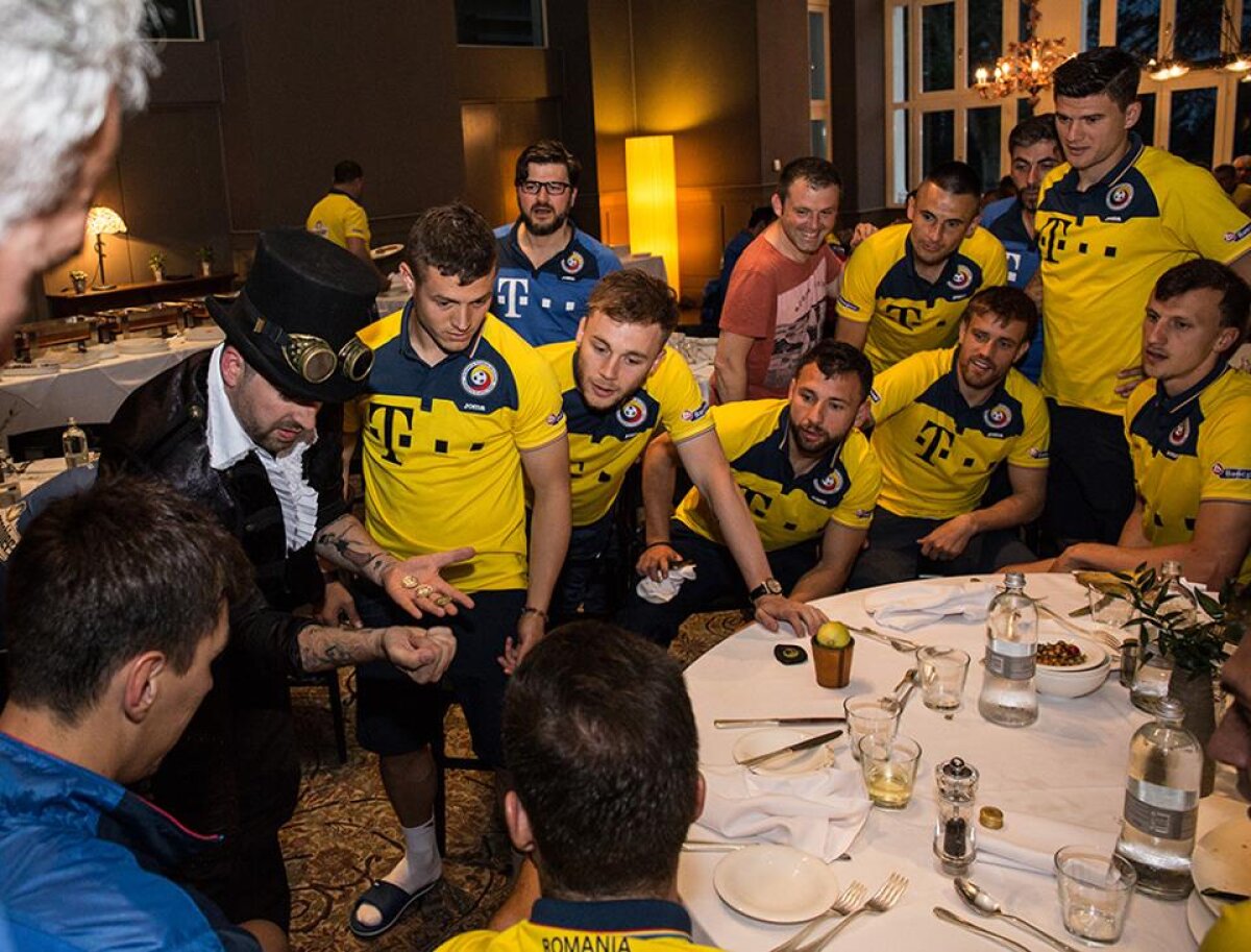 GALERIE FOTO + VIDEO Joaca de-a Houdini » Spectacol de magie în cantonamentul "tricolorilor", cu doi iluzionişti şi fotbaliştii români uluiți!