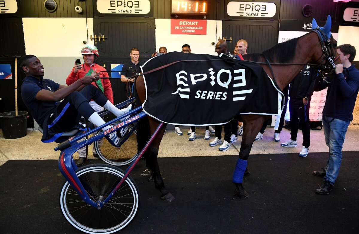 FOTO Nebunie la hipodrom » Fotbaliștii Franței au fost asaltați de 20.000 de fani la o cursă de trap