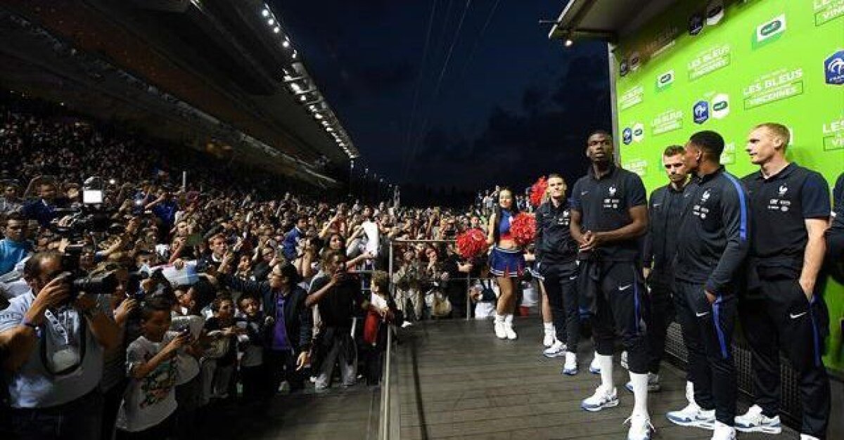 FOTO Nebunie la hipodrom » Fotbaliștii Franței au fost asaltați de 20.000 de fani la o cursă de trap