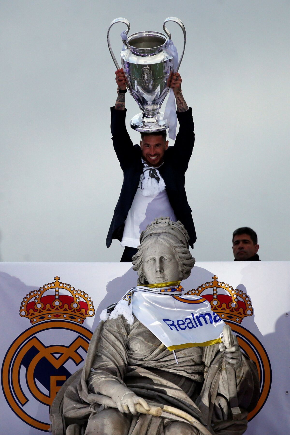 VIDEO + FOTO Nebunie pe străzile din Madrid: 30.000 de oameni au sărbătorit câștigarea Champions League: "Madrileni, Europa e a voastră"