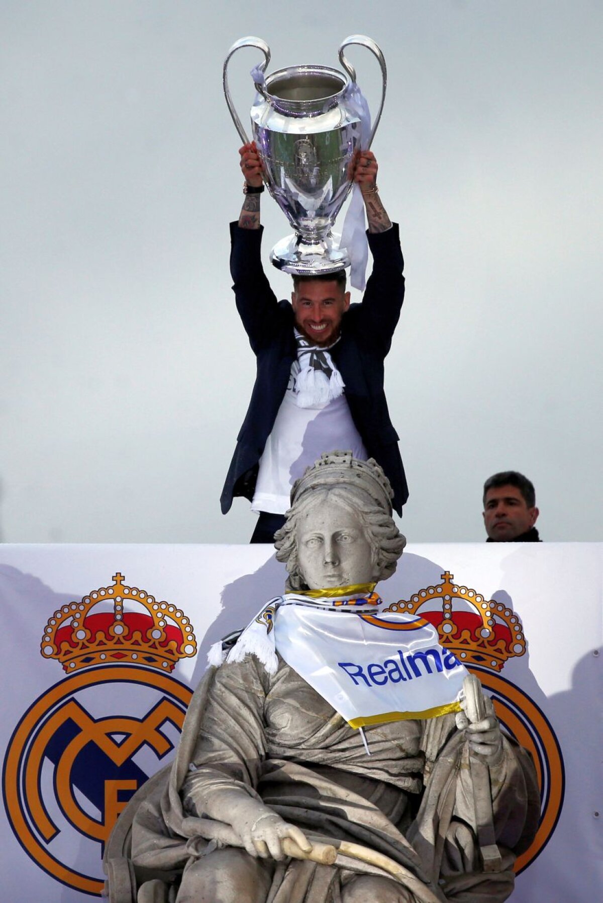 VIDEO + FOTO Nebunie pe străzile din Madrid: 30.000 de oameni au sărbătorit câștigarea Champions League: "Madrileni, Europa e a voastră"