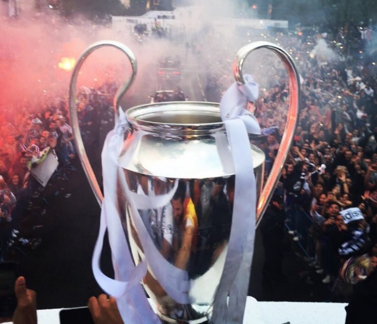 VIDEO + FOTO Nebunie pe străzile din Madrid: 30.000 de oameni au sărbătorit câștigarea Champions League: "Madrileni, Europa e a voastră"