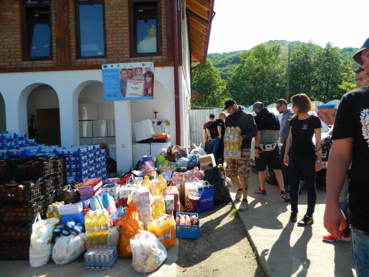GALERIE FOTO Gest de aplaudat al ultrașilor de la Peluza Sud! Au dus tone de alimente și haine la un orfelinat de lângă București