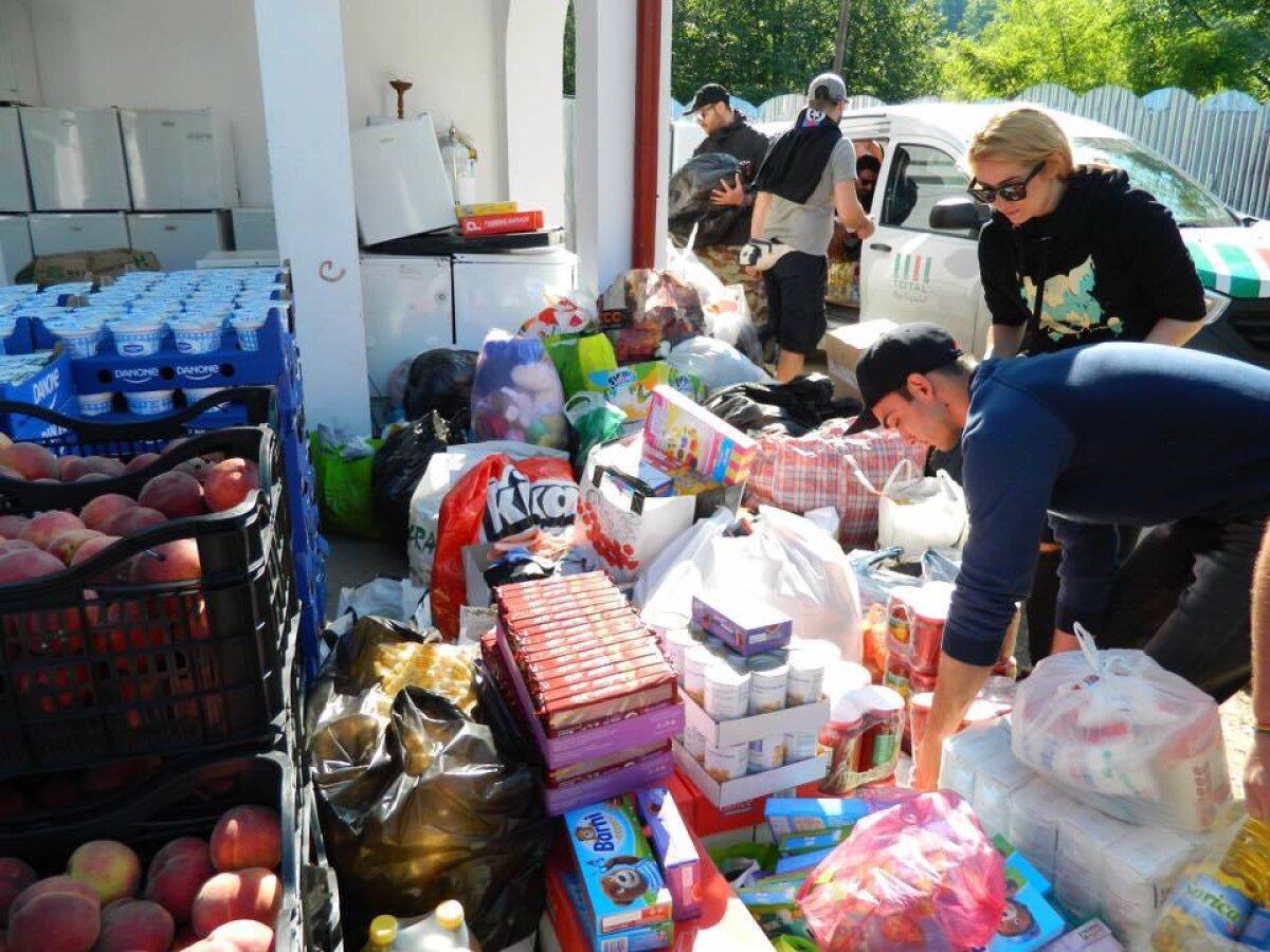 GALERIE FOTO Gest de aplaudat al ultrașilor de la Peluza Sud! Au dus tone de alimente și haine la un orfelinat de lângă București