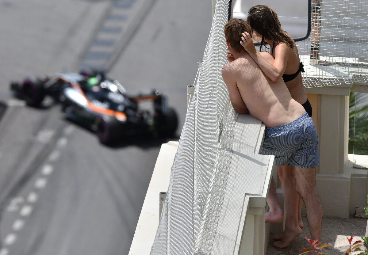 FOTO Cele mai tari imagini de la Marele Premiu din Monte Carlo: au preferat șezlongul și bronzatul în loc să îi vadă pe Hamilton și Vettel! :)