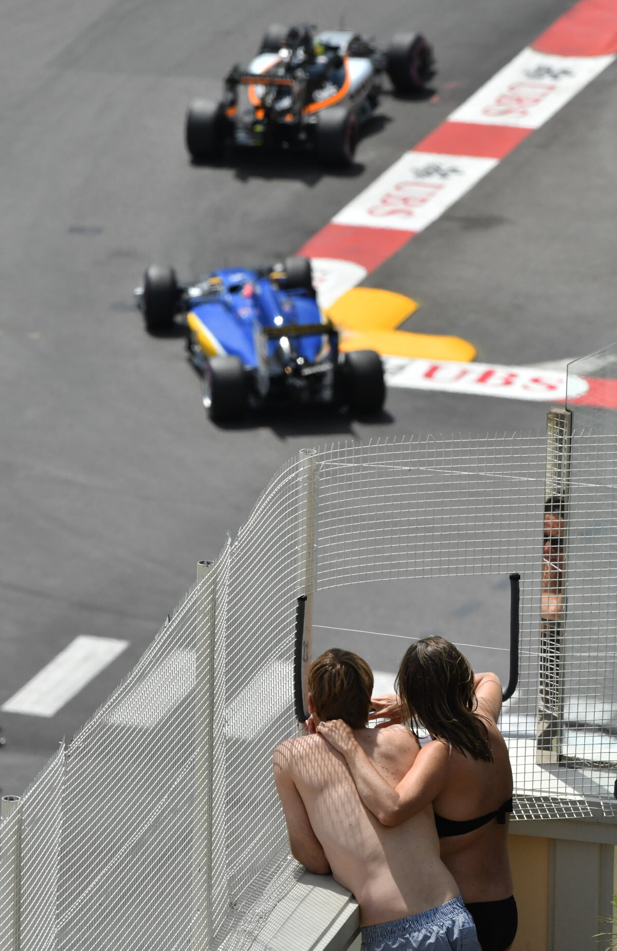 FOTO Cele mai tari imagini de la Marele Premiu din Monte Carlo: au preferat șezlongul și bronzatul în loc să îi vadă pe Hamilton și Vettel! :)