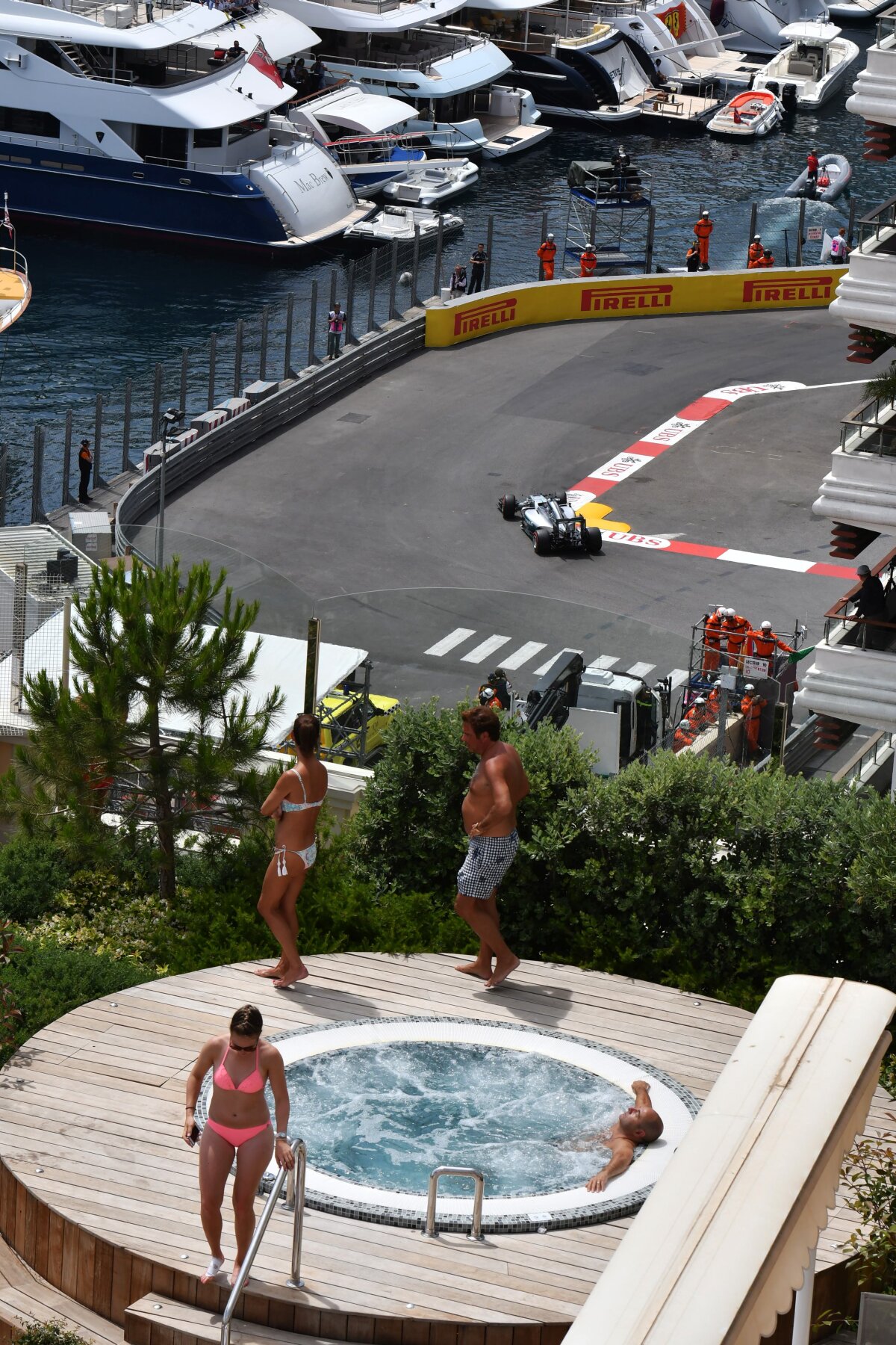 FOTO Cele mai tari imagini de la Marele Premiu din Monte Carlo: au preferat șezlongul și bronzatul în loc să îi vadă pe Hamilton și Vettel! :)