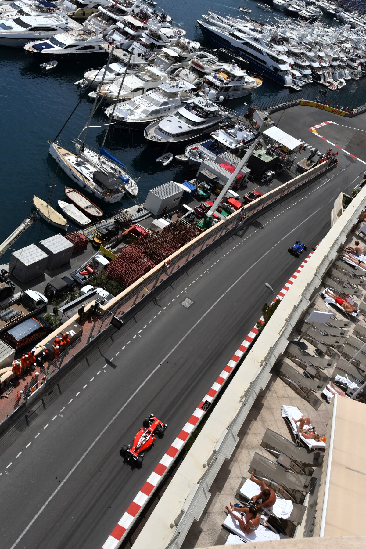 FOTO Cele mai tari imagini de la Marele Premiu din Monte Carlo: au preferat șezlongul și bronzatul în loc să îi vadă pe Hamilton și Vettel! :)