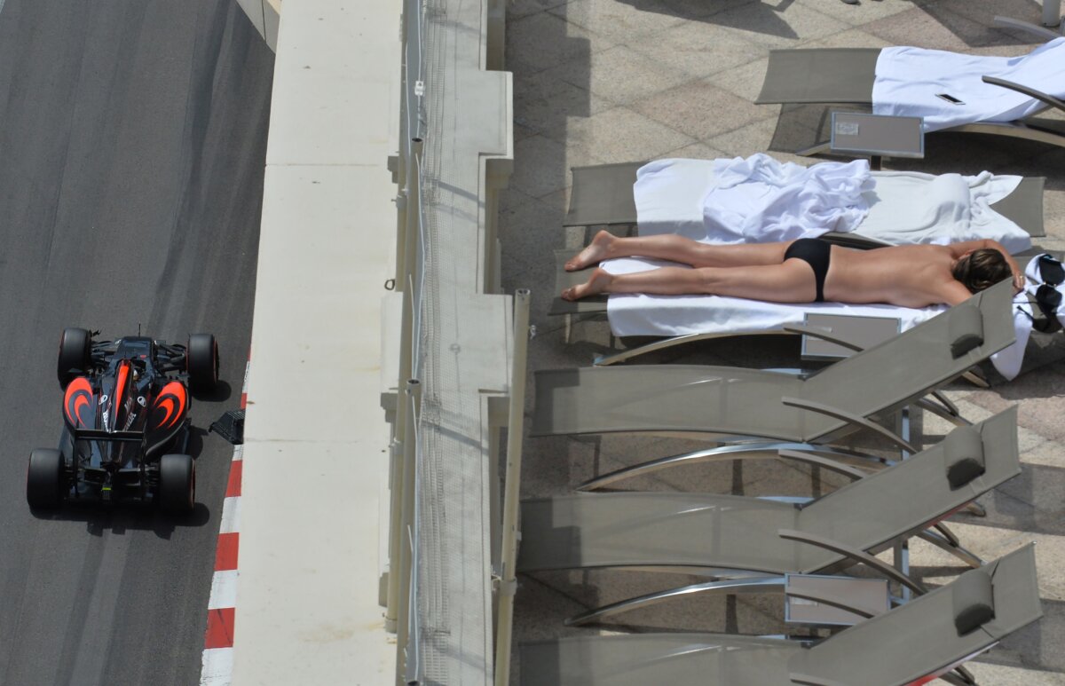 FOTO Cele mai tari imagini de la Marele Premiu din Monte Carlo: au preferat șezlongul și bronzatul în loc să îi vadă pe Hamilton și Vettel! :)