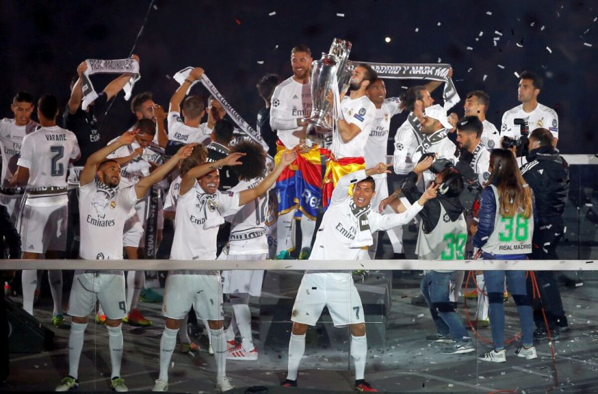 FOTO + VIDEO Fiesta la Madrid » Jucătorii lui Real au prezentat trofeul Champions League! Spectacol de senzație pe "Santiago Bernabeu"