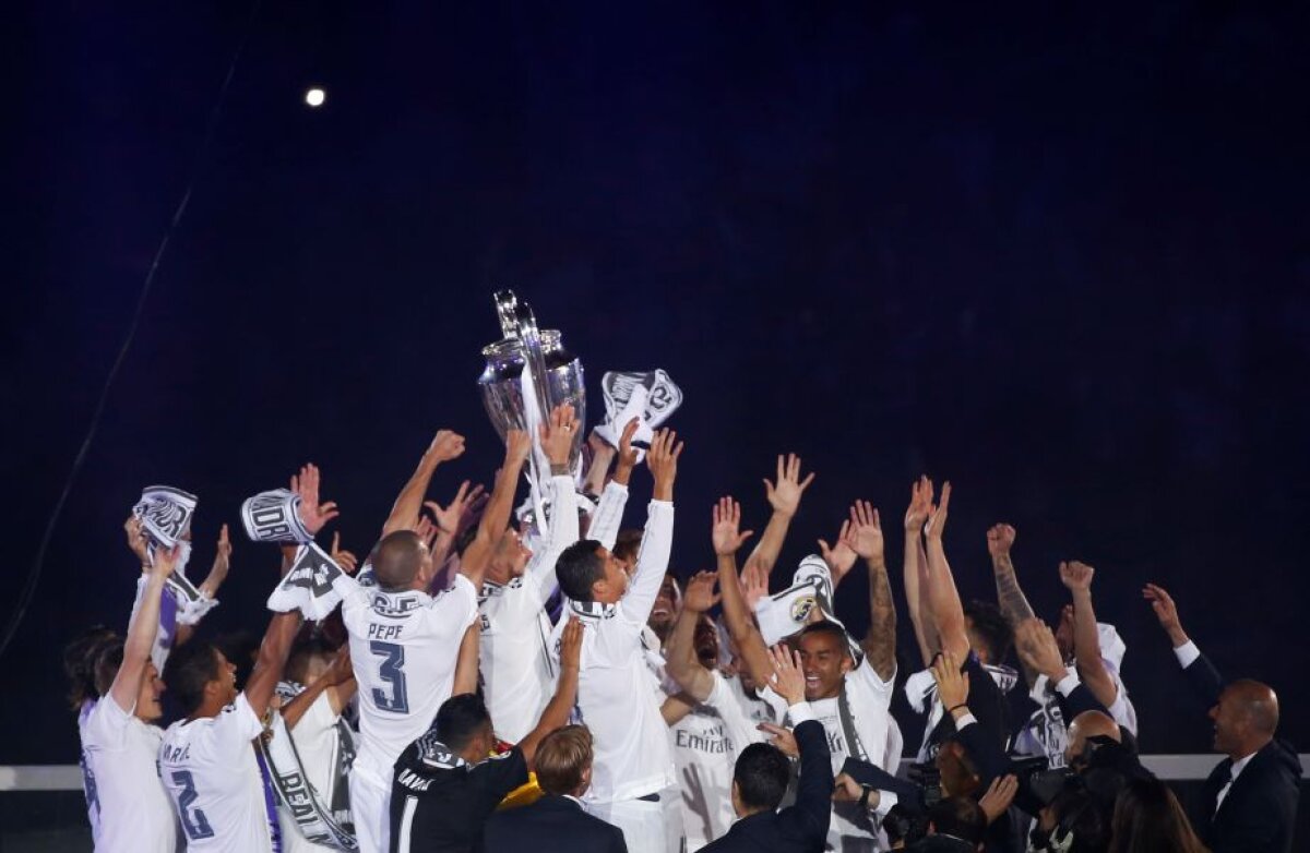 FOTO + VIDEO Fiesta la Madrid » Jucătorii lui Real au prezentat trofeul Champions League! Spectacol de senzație pe "Santiago Bernabeu"