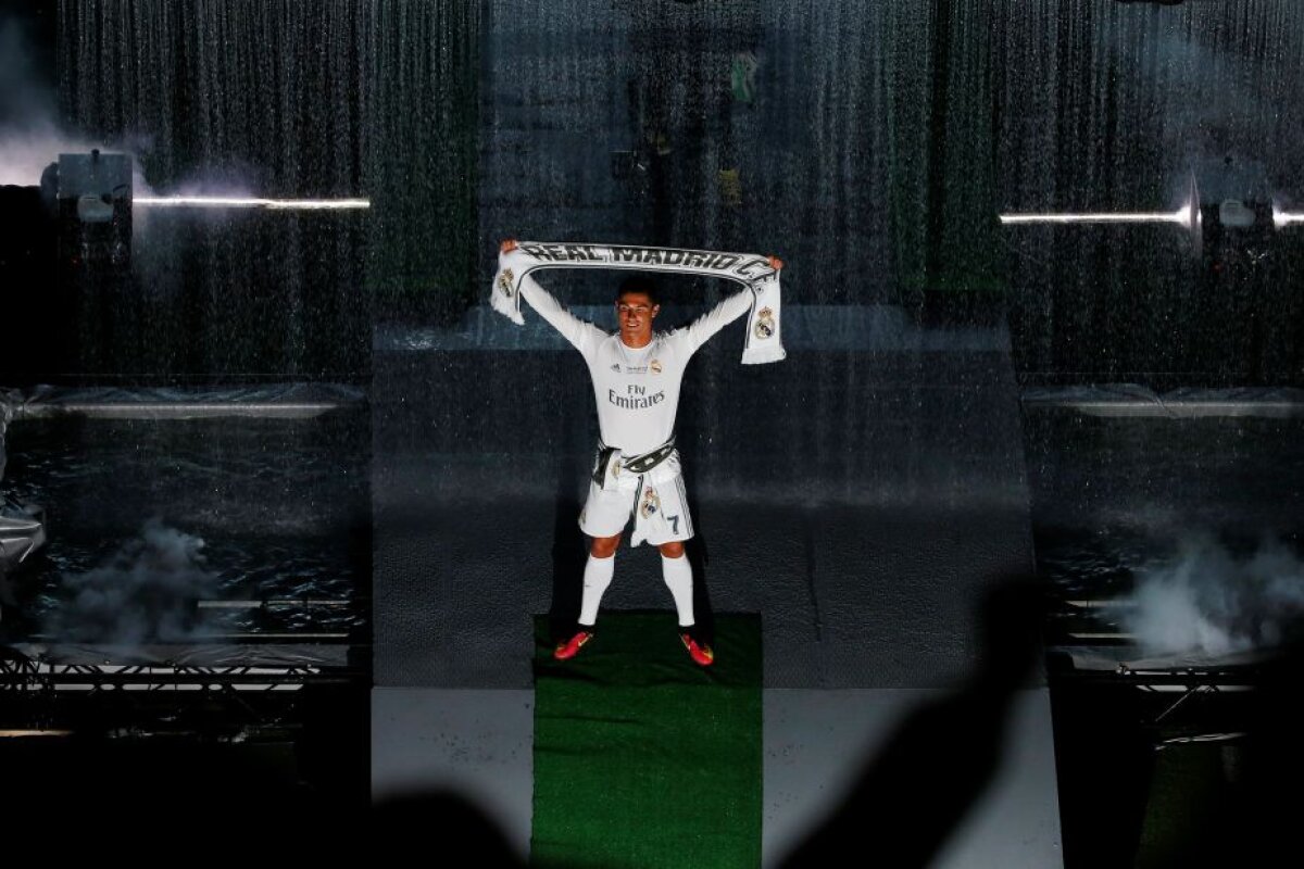 FOTO + VIDEO Fiesta la Madrid » Jucătorii lui Real au prezentat trofeul Champions League! Spectacol de senzație pe "Santiago Bernabeu"