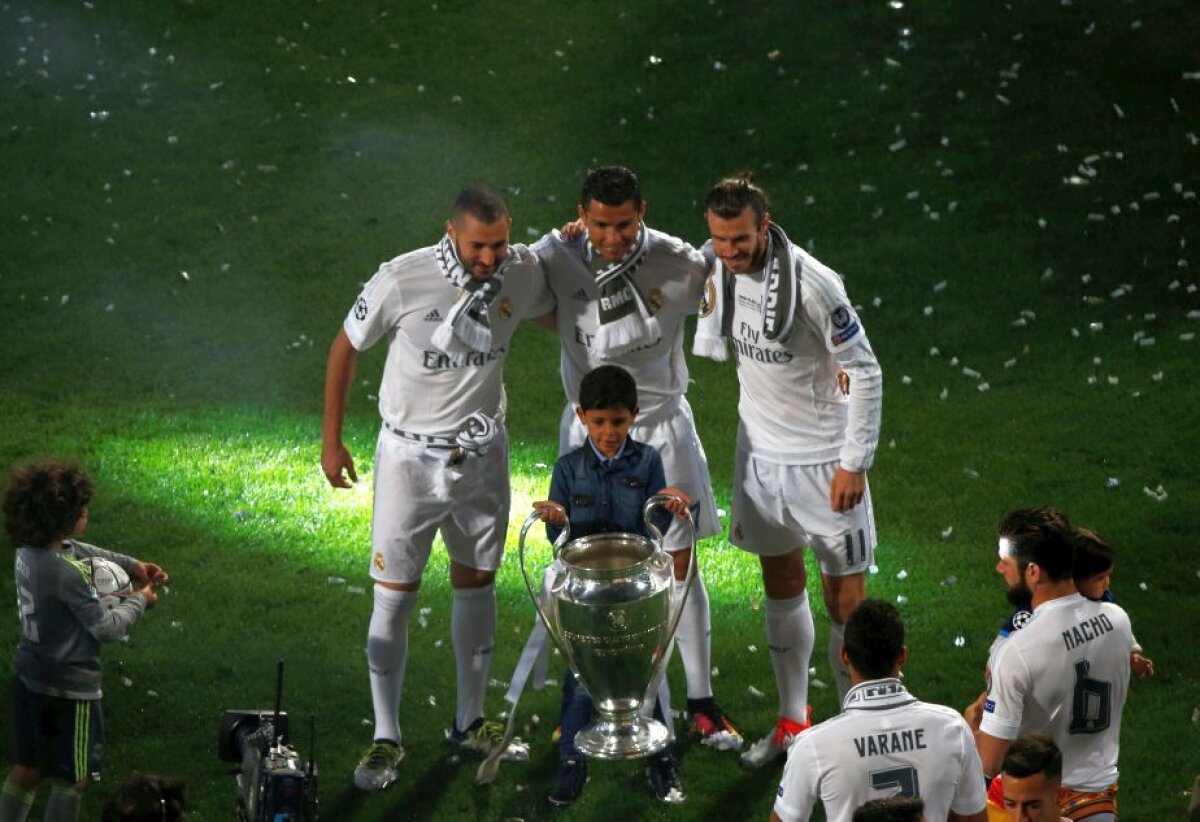 FOTO + VIDEO Fiesta la Madrid » Jucătorii lui Real au prezentat trofeul Champions League! Spectacol de senzație pe "Santiago Bernabeu"
