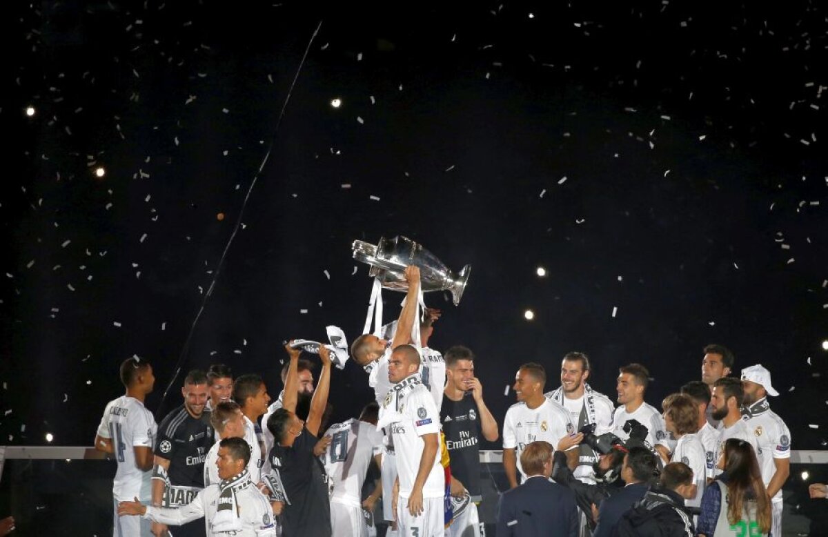 FOTO + VIDEO Fiesta la Madrid » Jucătorii lui Real au prezentat trofeul Champions League! Spectacol de senzație pe "Santiago Bernabeu"