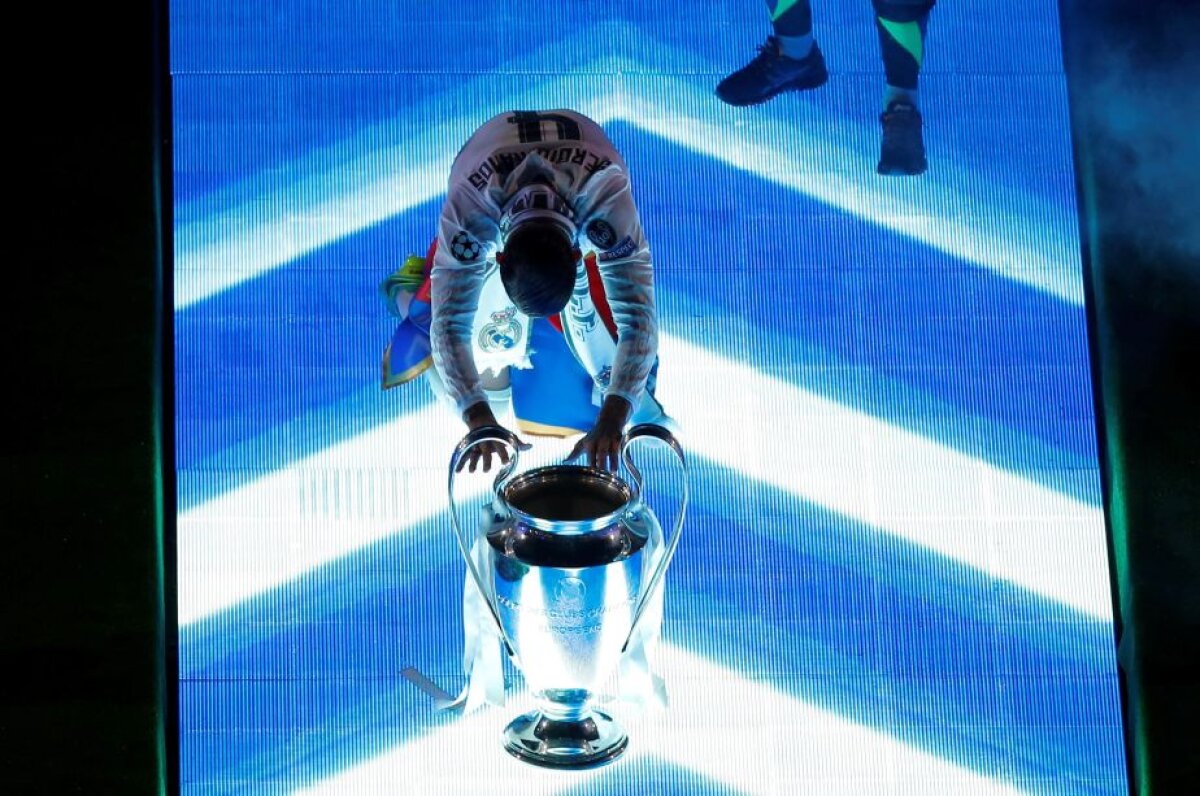 FOTO + VIDEO Fiesta la Madrid » Jucătorii lui Real au prezentat trofeul Champions League! Spectacol de senzație pe "Santiago Bernabeu"