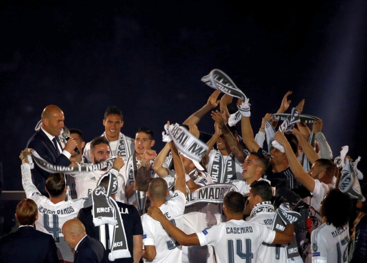 FOTO + VIDEO Fiesta la Madrid » Jucătorii lui Real au prezentat trofeul Champions League! Spectacol de senzație pe "Santiago Bernabeu"
