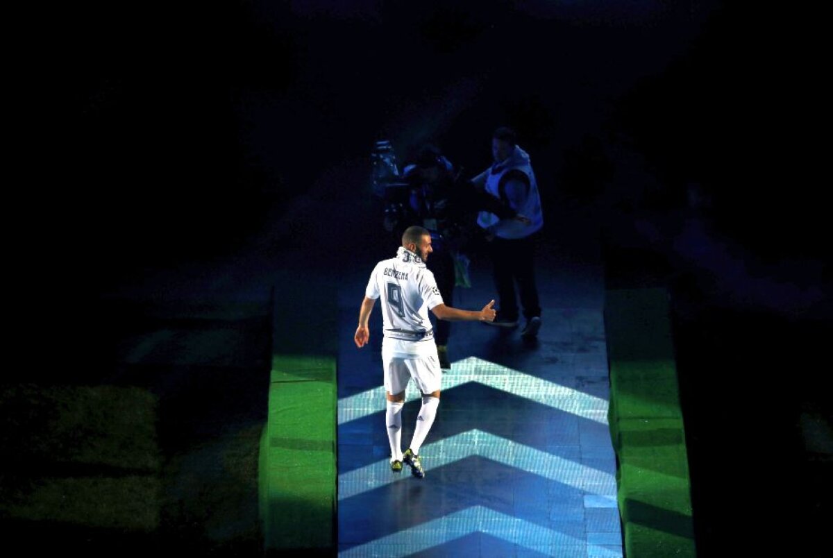 FOTO + VIDEO Fiesta la Madrid » Jucătorii lui Real au prezentat trofeul Champions League! Spectacol de senzație pe "Santiago Bernabeu"