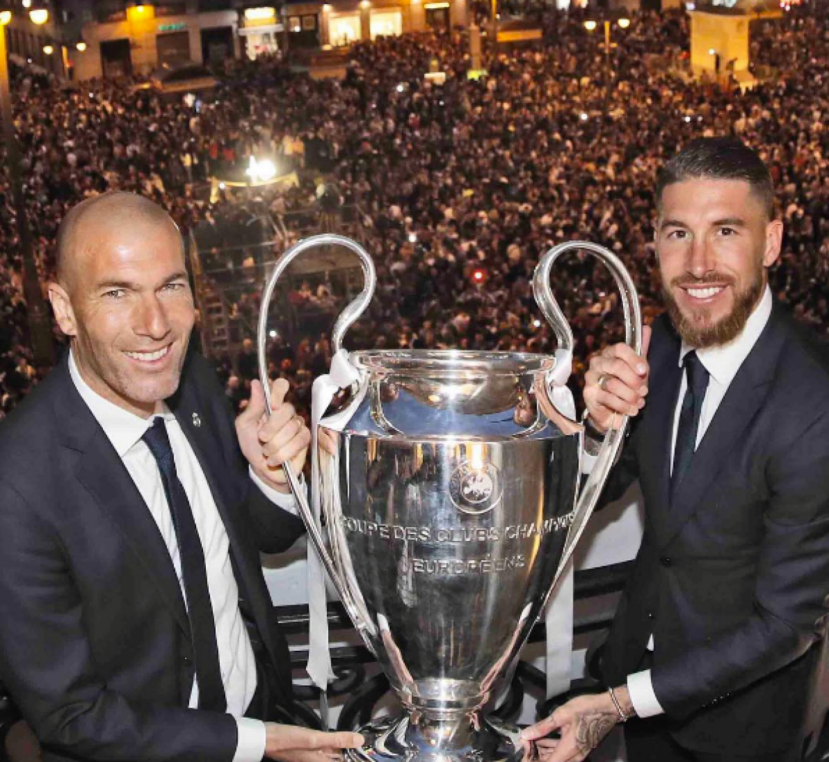 FOTO + VIDEO Fiesta la Madrid » Jucătorii lui Real au prezentat trofeul Champions League! Spectacol de senzație pe "Santiago Bernabeu"