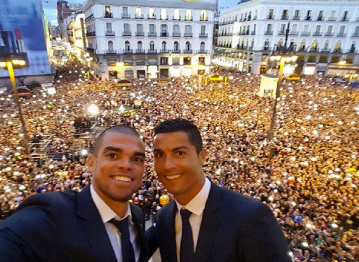 FOTO + VIDEO Fiesta la Madrid » Jucătorii lui Real au prezentat trofeul Champions League! Spectacol de senzație pe "Santiago Bernabeu"