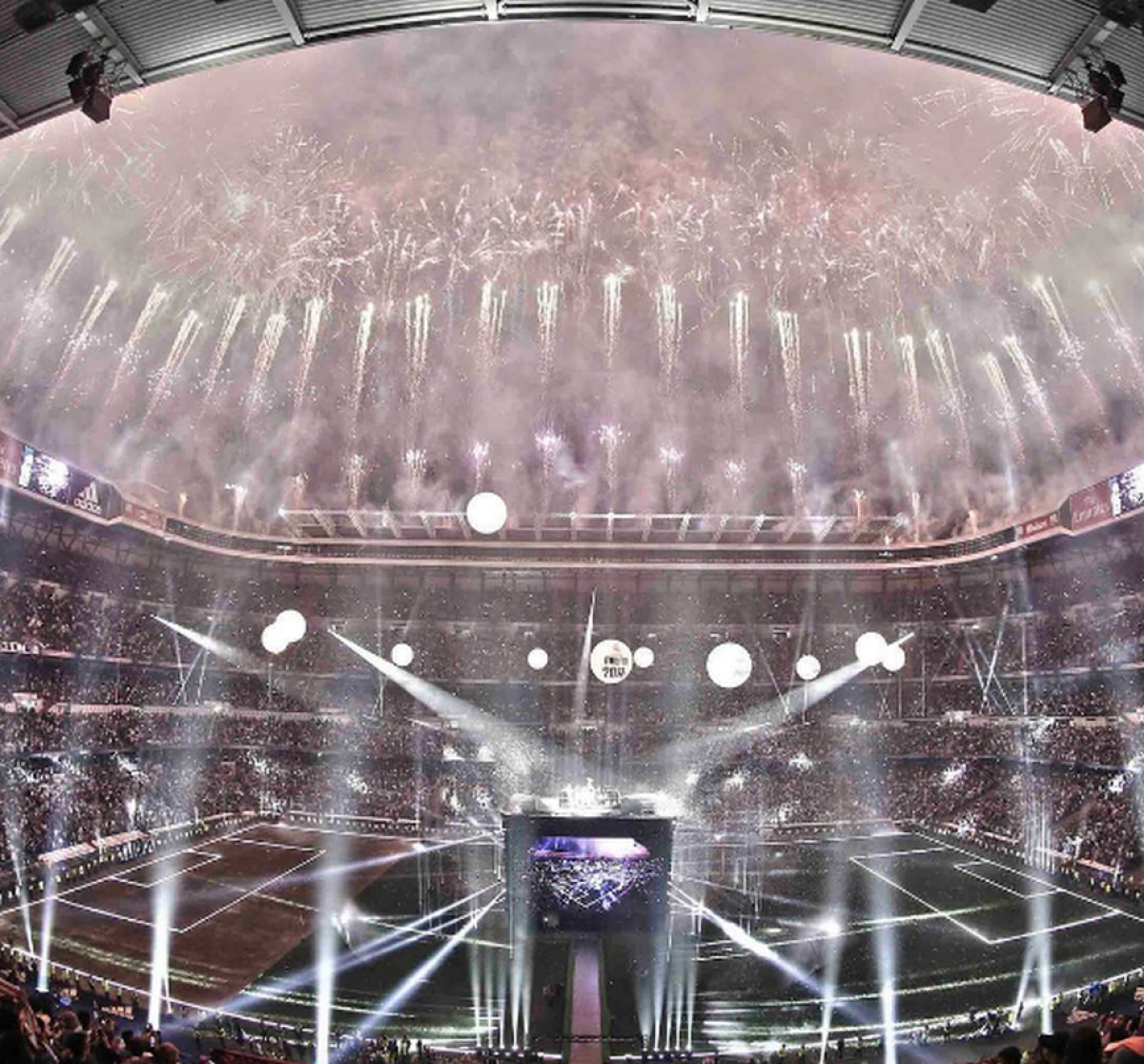 FOTO + VIDEO Fiesta la Madrid » Jucătorii lui Real au prezentat trofeul Champions League! Spectacol de senzație pe "Santiago Bernabeu"