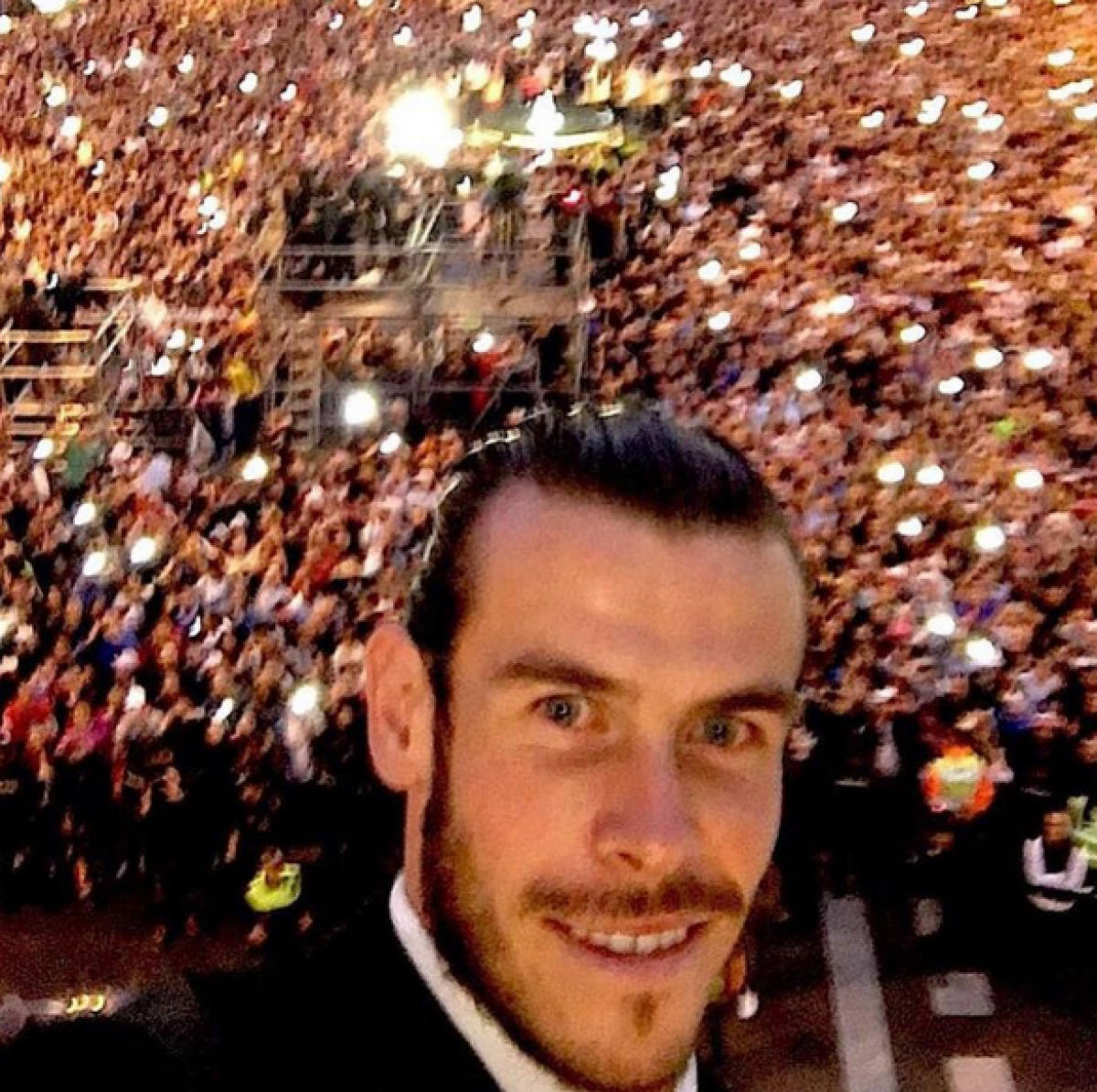 FOTO + VIDEO Fiesta la Madrid » Jucătorii lui Real au prezentat trofeul Champions League! Spectacol de senzație pe "Santiago Bernabeu"