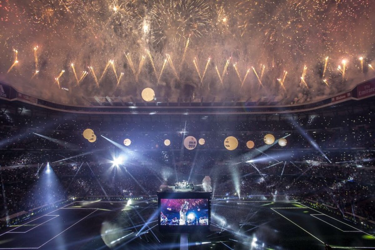 FOTO + VIDEO Fiesta la Madrid » Jucătorii lui Real au prezentat trofeul Champions League! Spectacol de senzație pe "Santiago Bernabeu"